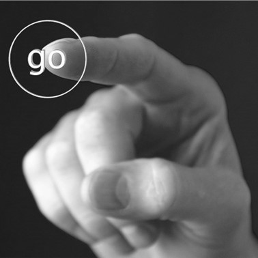 Das Bild zeigt eine Hand die mit dem Zeigefinder in Richtung des Betrachters zeigt. Genau auf der Zeigefingerspitze der Hand befindet sich ein Kreis in dessen Mitte das Wort "go" (Englisch für "gehen/starten") steht.
