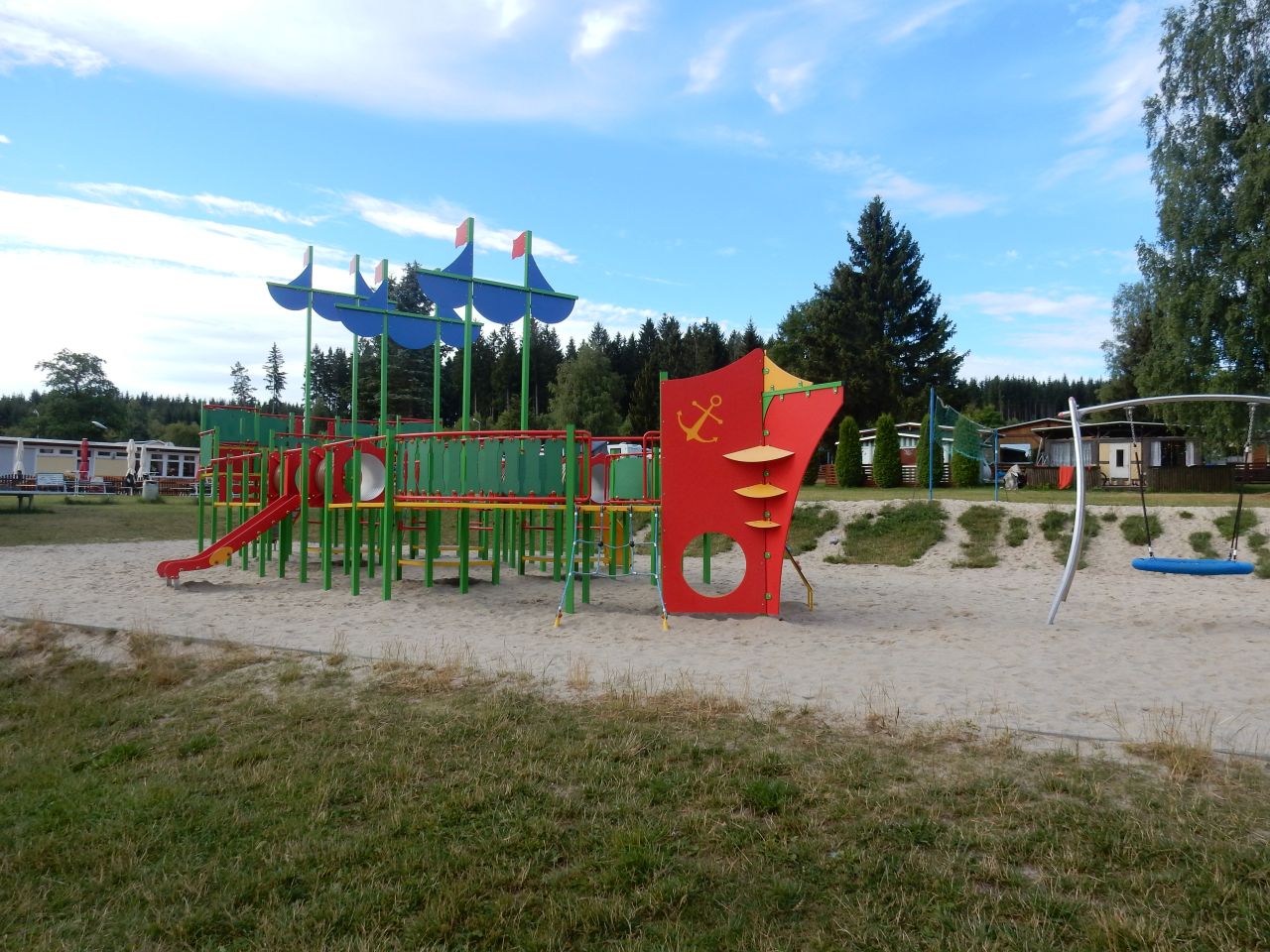 Blick auf den Themenspielplatz in Richtung Stauweiher (Link öffnet sich in einem Popup-Fenster)