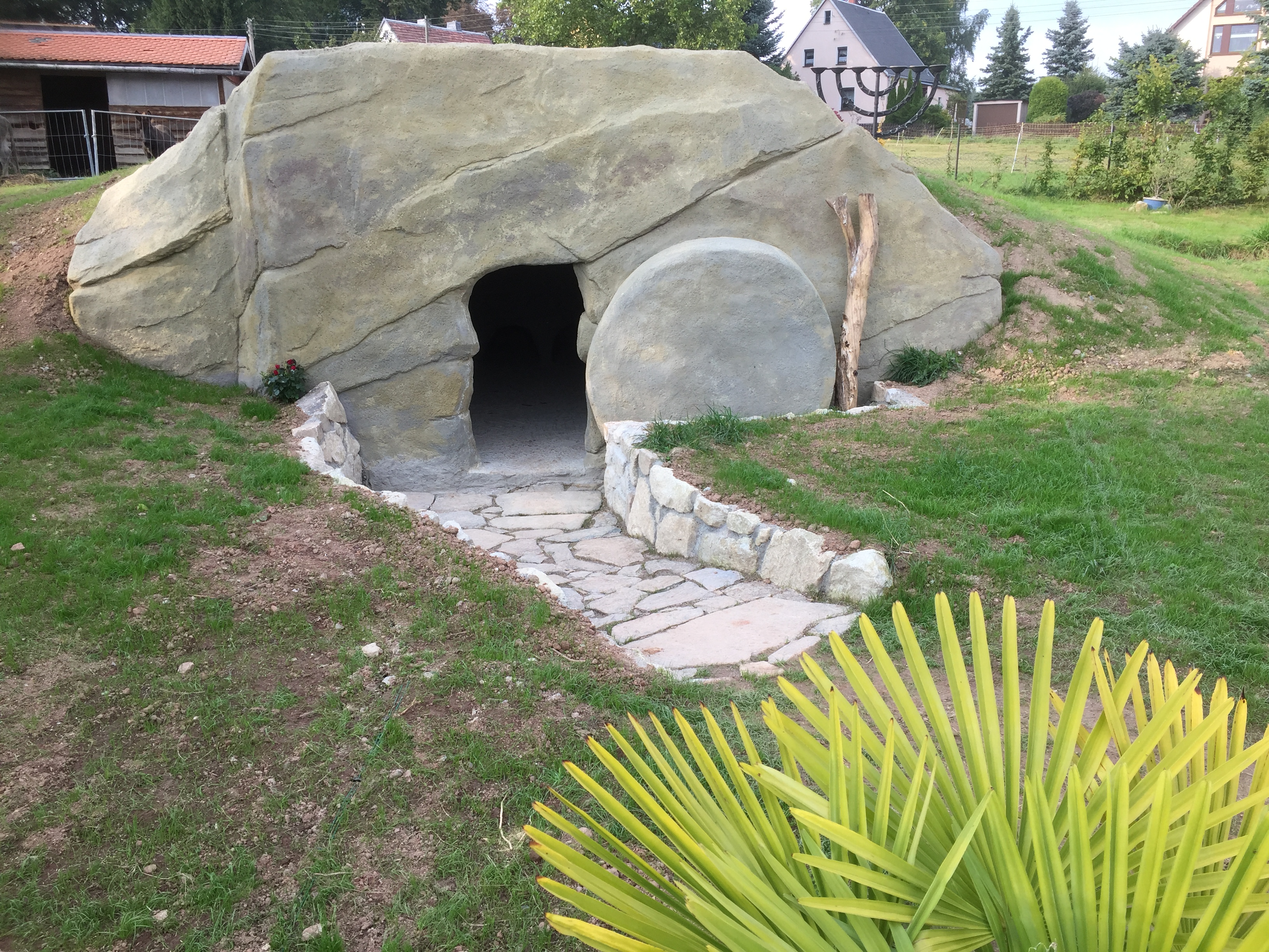 Felsengrab aus Stein im Bibelgarten in Brünlos (Link öffnet Bild vergrößert in einem Popupfenster)