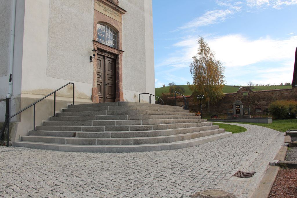 Treppeneingang der Drechbacher Kirche