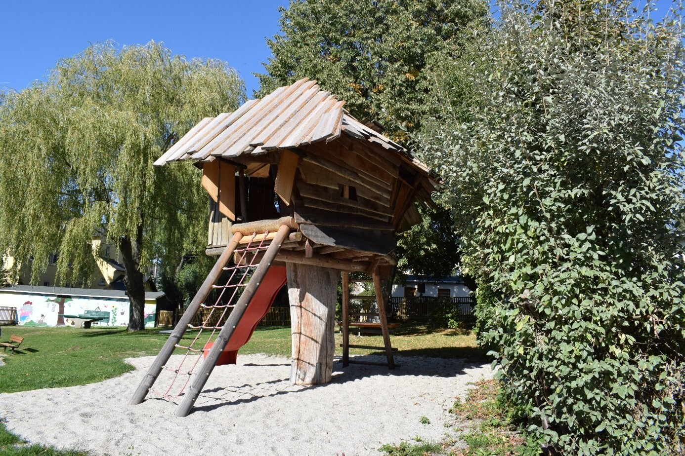 Ein aus holzgebautes auf Stelzen stehendes Hochhaus mit Seilen zum Klettern und einer Rutsche.  (Link öffnet sich in einem Popupfenster mit vergrößerter Ansicht des Bildes.)
