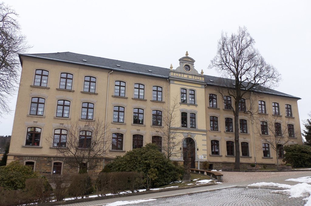 Grundschule von vorn mit Winter