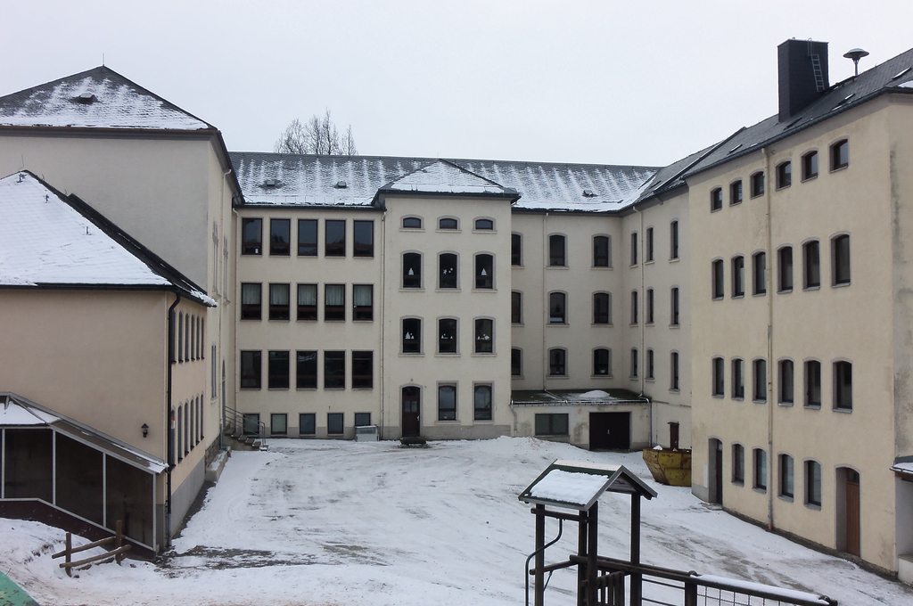 Schule Geyer Innenhof im Winter